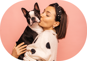 joven-morena-de-piel-clara-besa-su-amado-perro-con-fuerza-mientras-sostiene-en-brazos-sobre-fondo-rosa-amor-por-las-mascotas-alegria-y-ternura 1